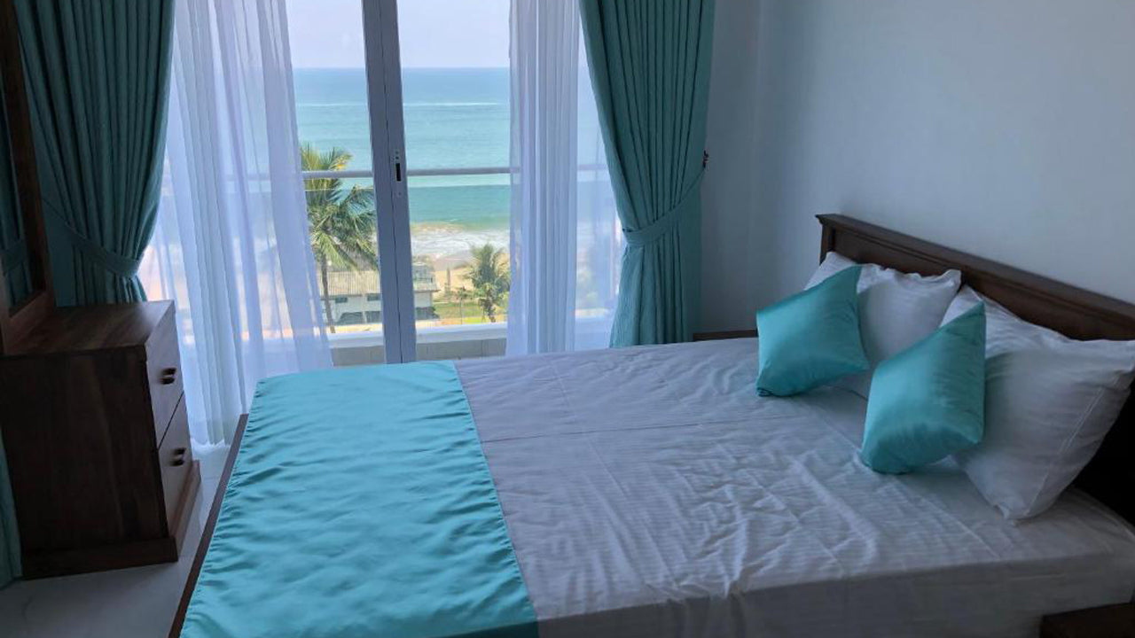 Sea Breeze, New 3 Bedroom Beach Front Apartment